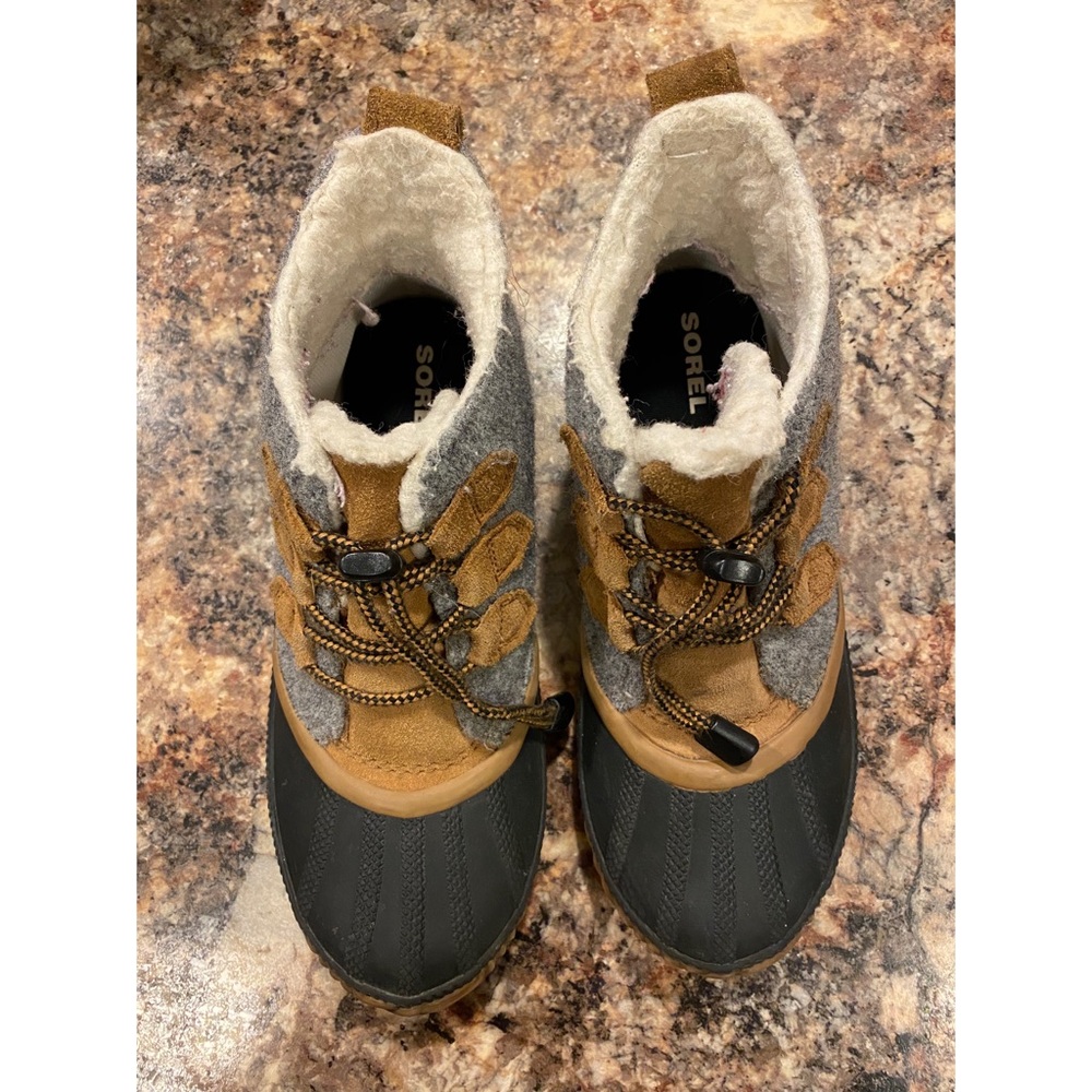 Sorel kids out and about boot